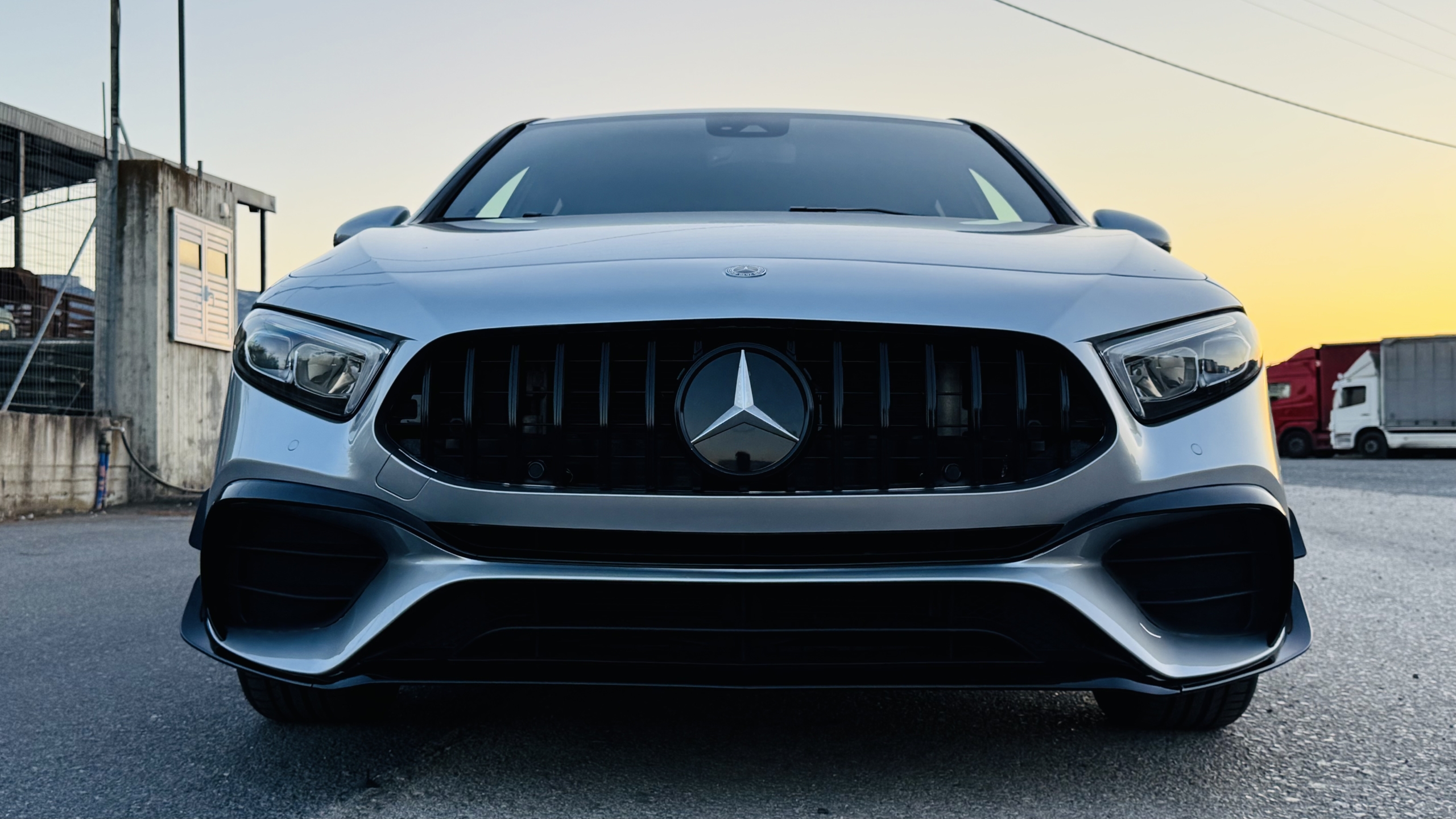 Μπροστινή όψη ασημί Mercedes-Benz στο ηλιοβασίλεμα