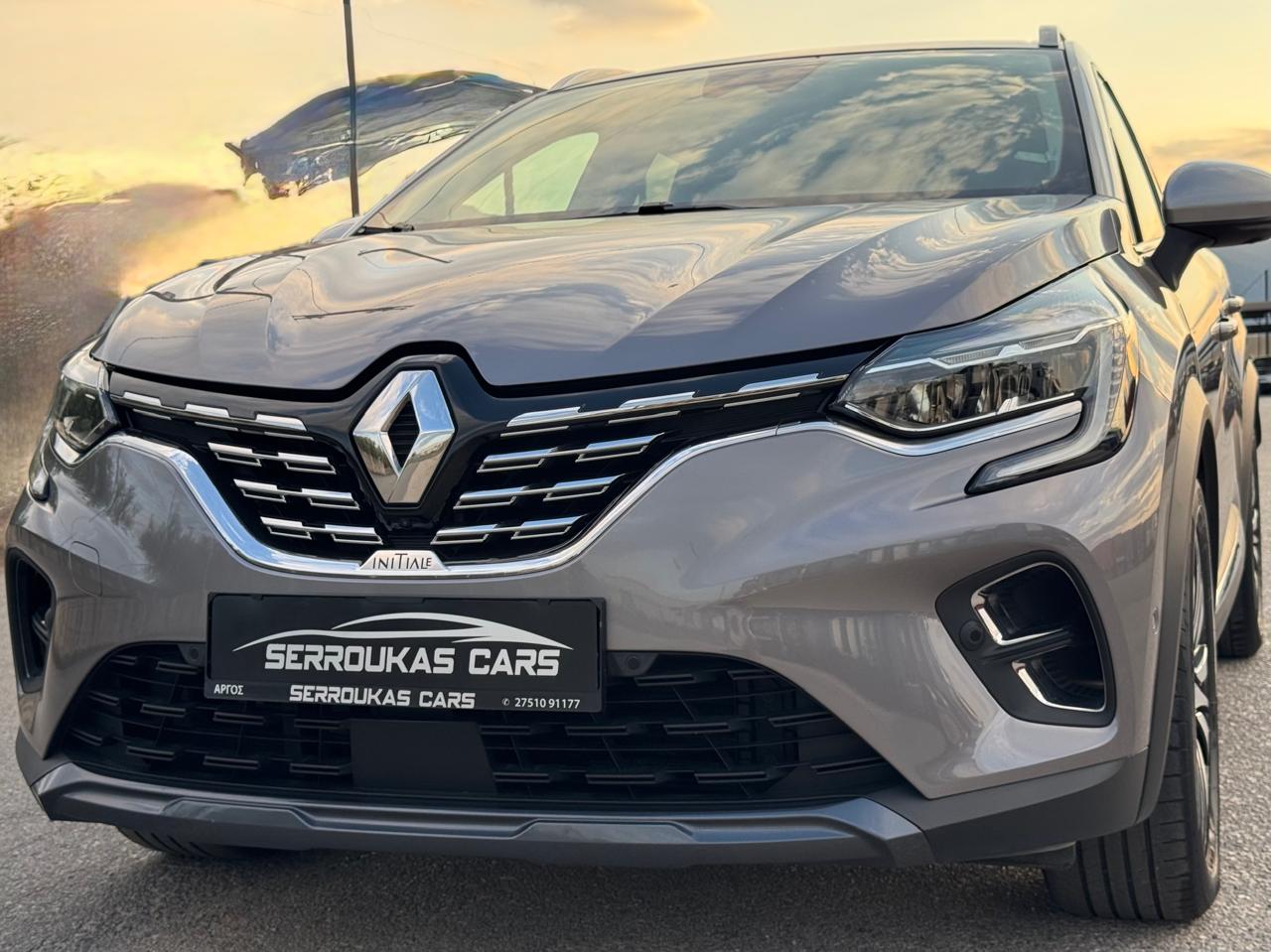 Μπροστινή όψη γκρι Renault SUV σε αντιπροσωπεία